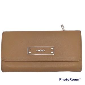 🦄 DKNY leather wallet